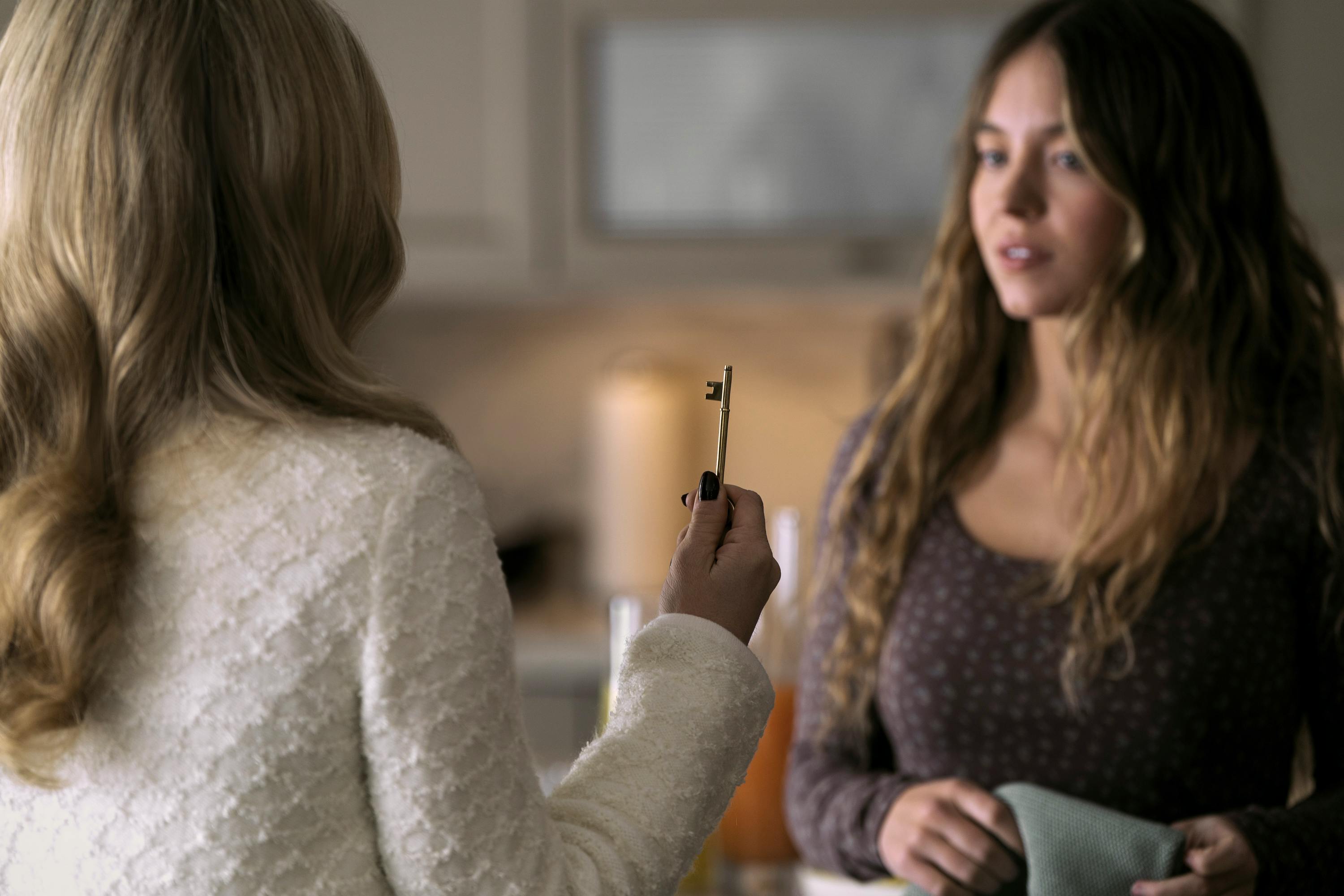 Amanda Seyfried as Nina and Sydney Sweeney as Millie in The Housemaid anmeldelse. Photo Credit: Daniel McFadden/Lionsgate