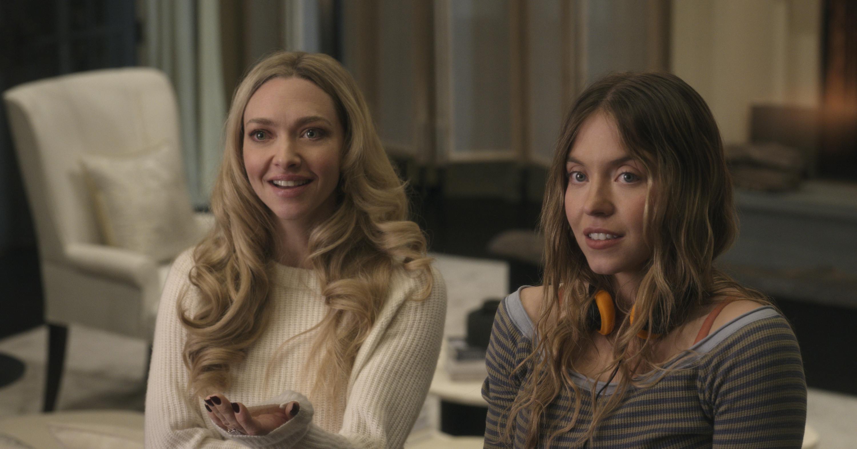 Amanda Seyfried as Nina Winchester and Sydney Sweeney as Millie Calloway in The Housemaid anmeldelse. Photo Credit: Courtesy of Lionsgate