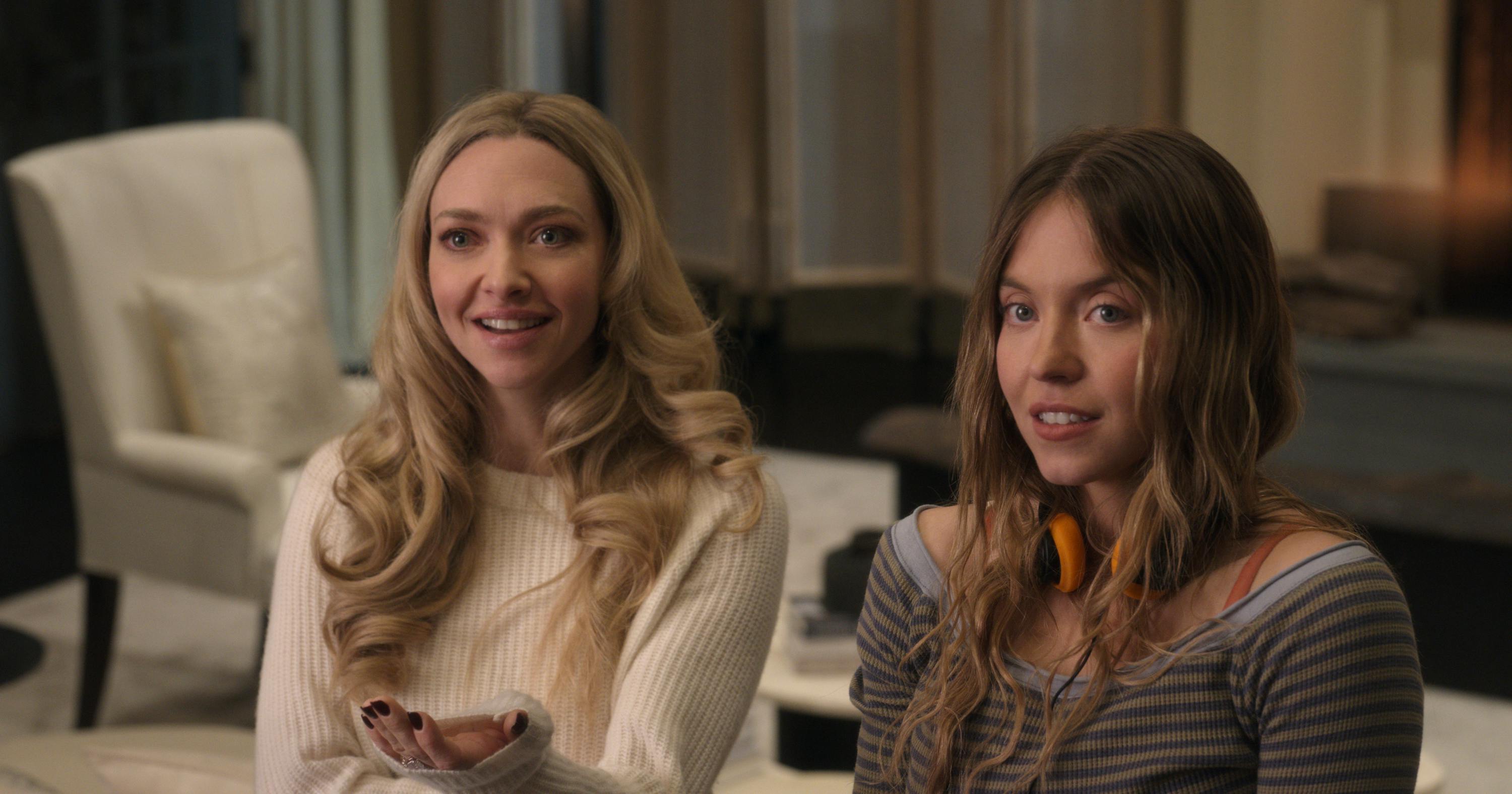 Amanda Seyfried as Nina Winchester and Sydney Sweeney as Millie Calloway in The Housemaid anmeldelse. Photo Credit: Courtesy of Lionsgate