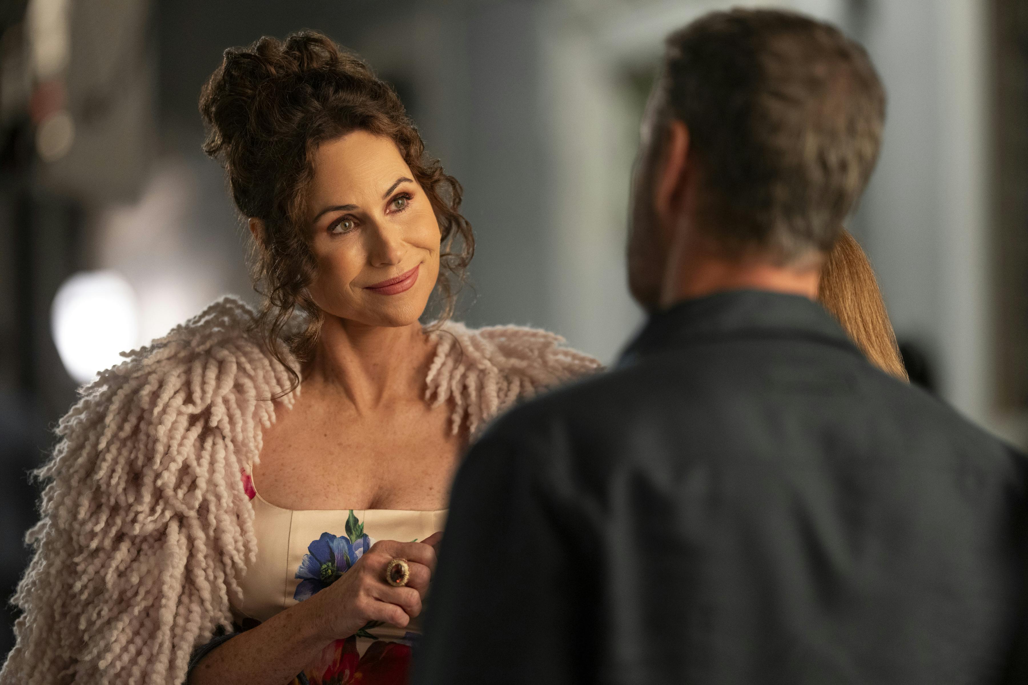 Emily in Paris. Minnie Driver as Princess Jane in Emily in Paris sæson 5 anmeldelse. Cr. Giulia Parmigiani/Netflix © 2025