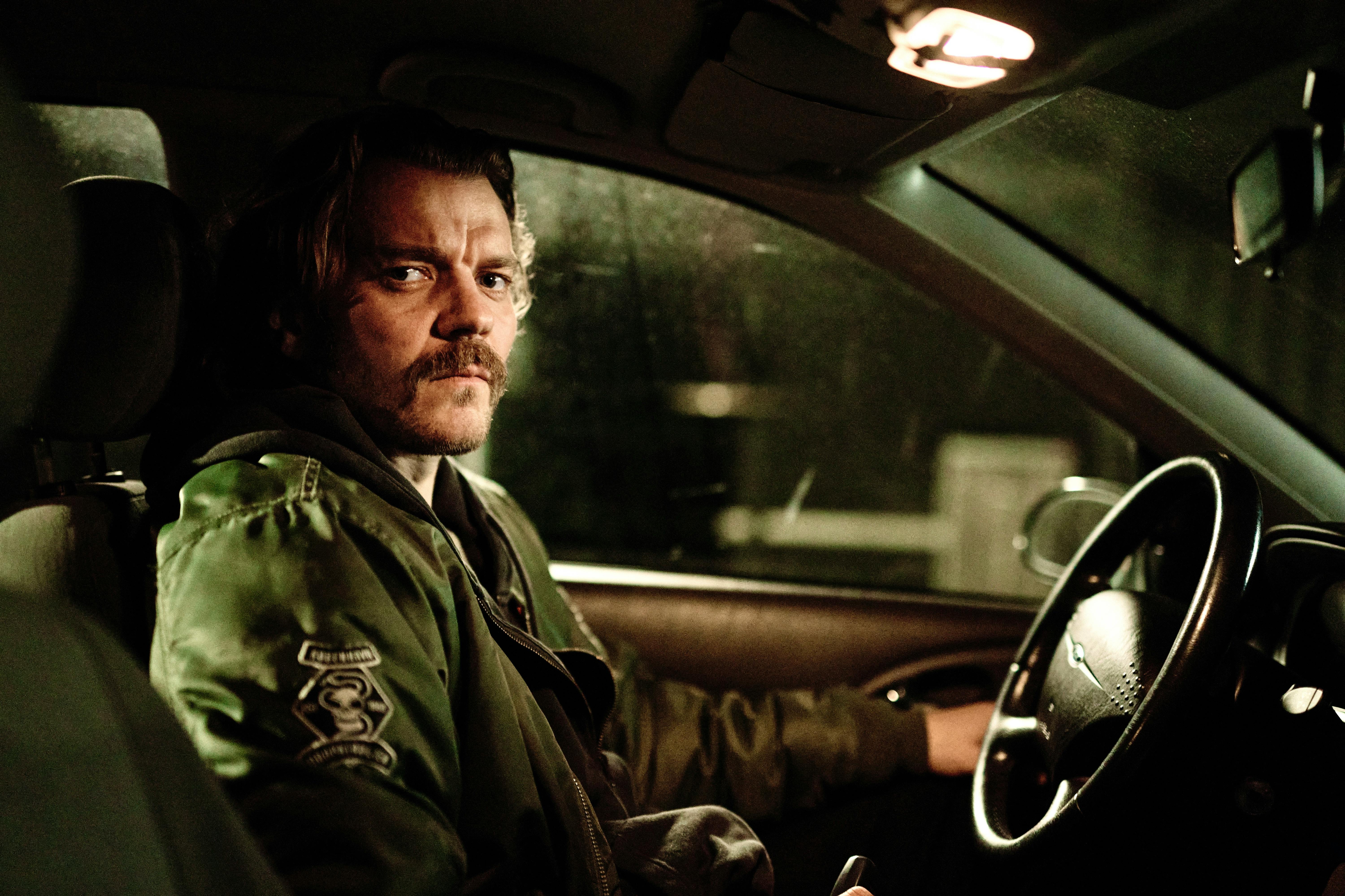 pilou asbæk slangedræber anmeldelse