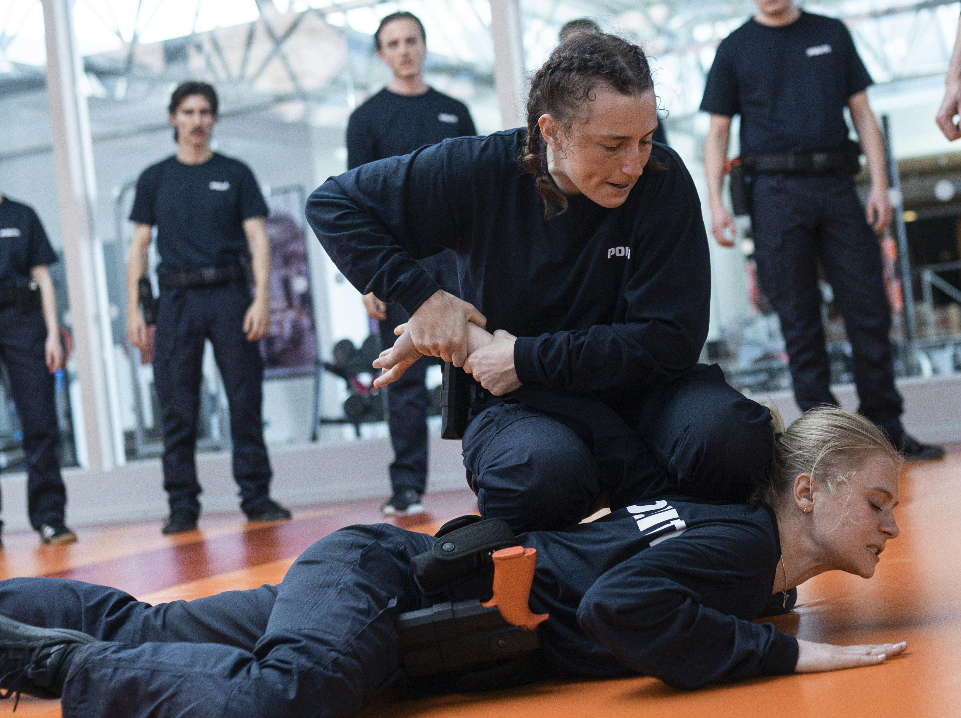 Clara Rosager som Freja og Mathilde Arcel som Liv i 'Uniformen'