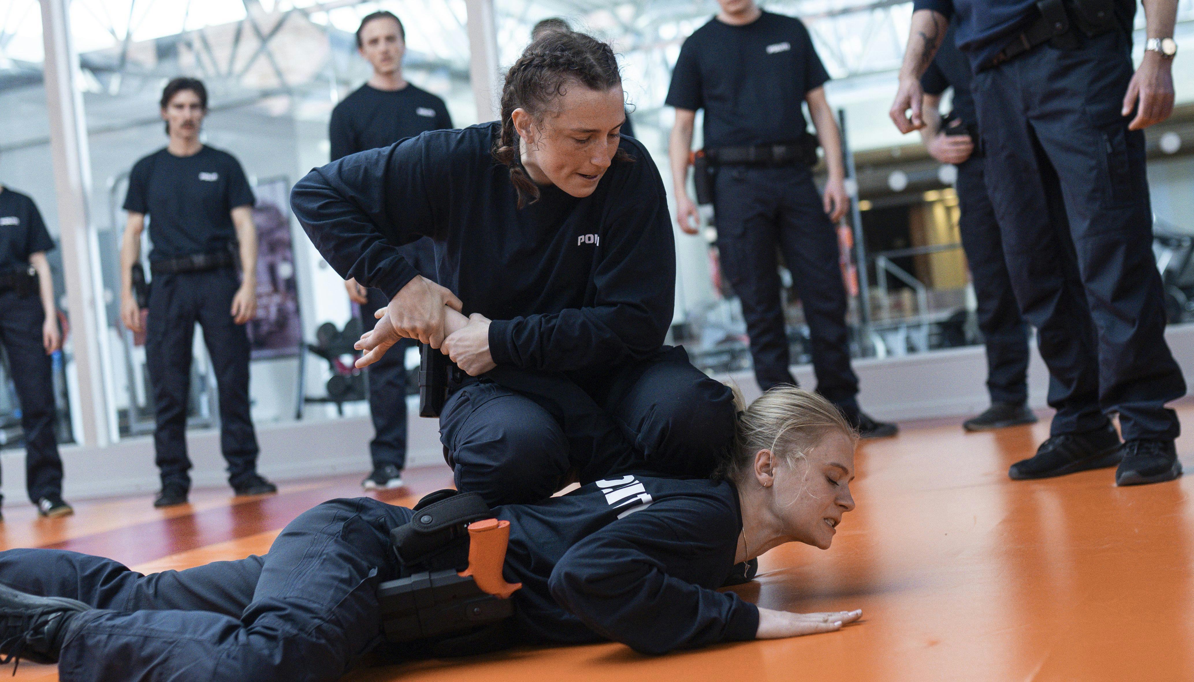 Clara Rosager som Freja og Mathilde Arcel som Liv i 'Uniformen'