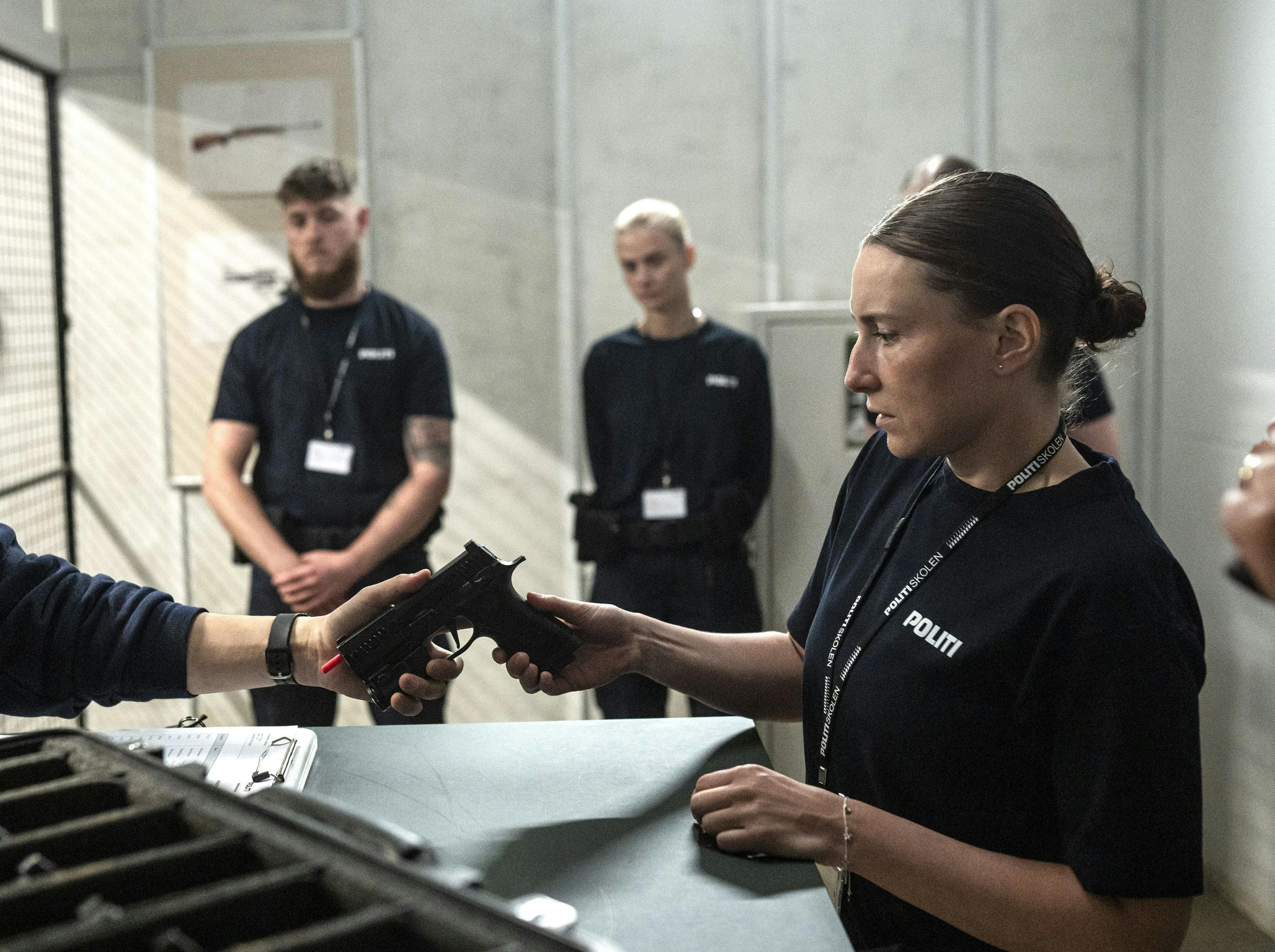 Thomas Hwan som skydelæreren Tim og Mathilde Arcel som politieleven Liv i 'Uniformen'