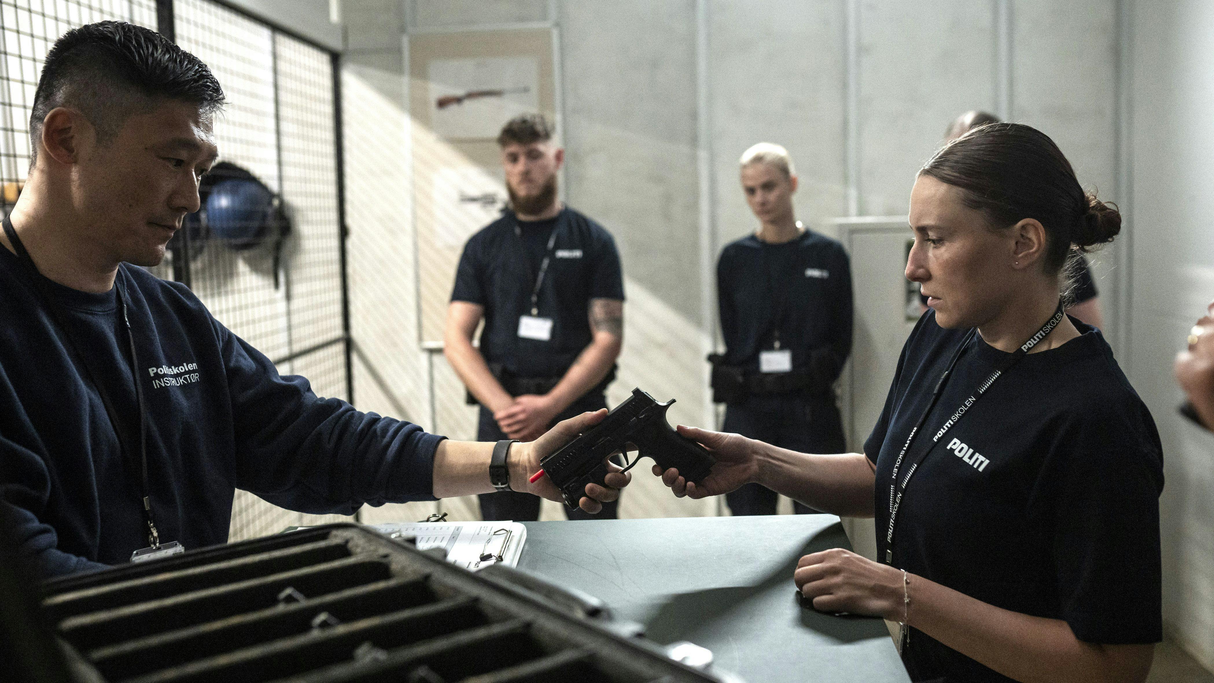 Thomas Hwan som skydelæreren Tim og Mathilde Arcel som politieleven Liv i 'Uniformen'