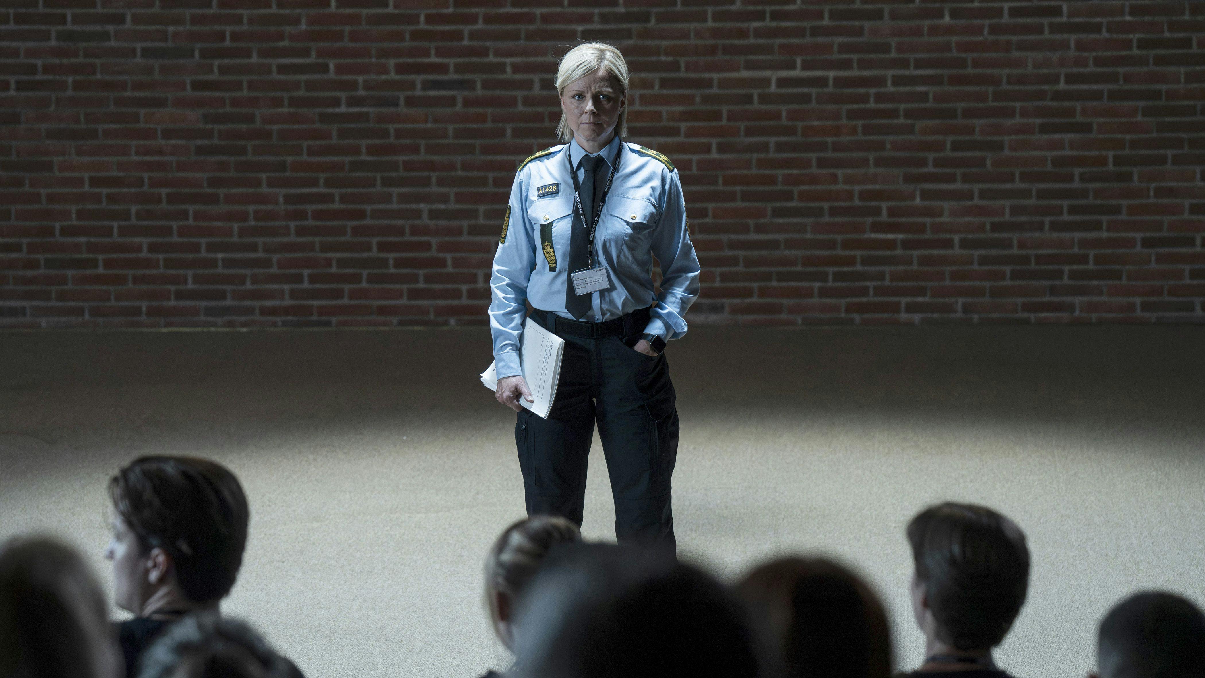 Lene Maria Christensen som rektor Sanne Hammerby i 'Uniformen'