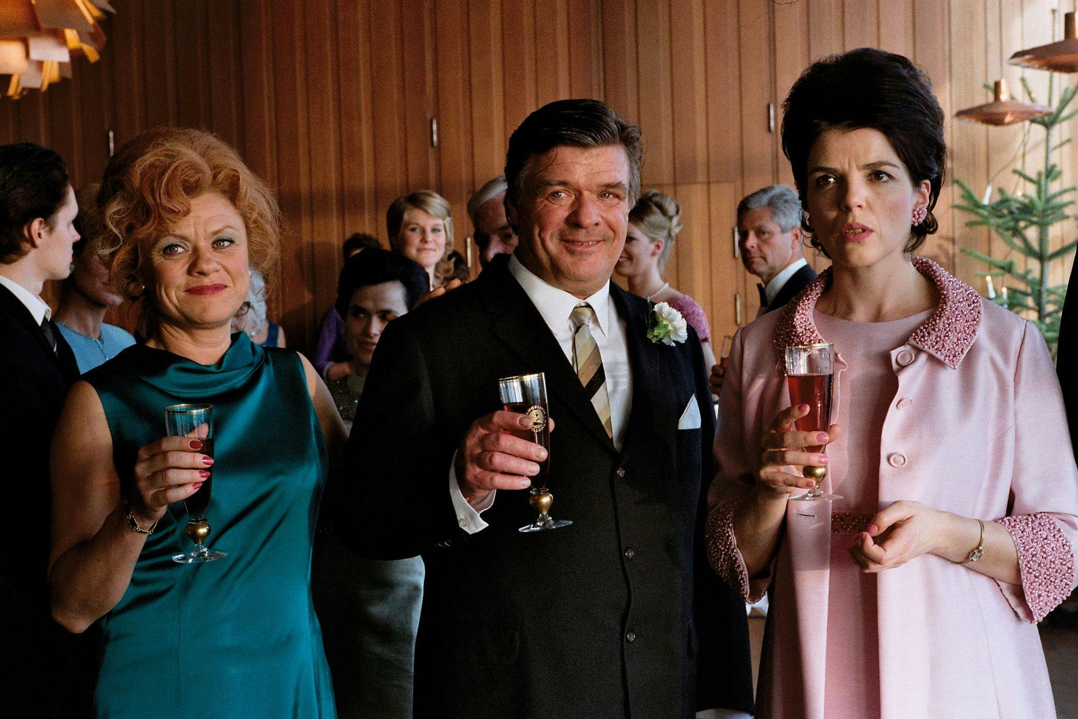 Pernille Højmark iført den nu omsyede vintagekjole i 'Krøniken'