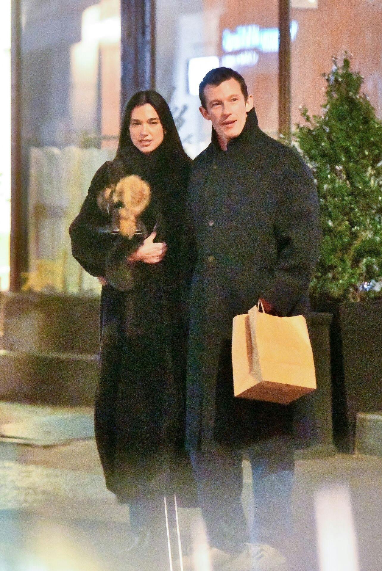 Callum Turner sammen med Dua Lipa i New York