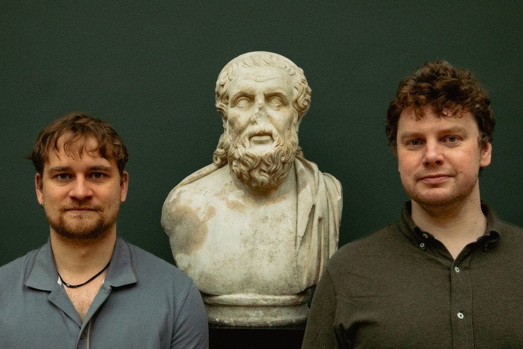 Sophus Helle og Lauge Hendriksen laver podcasten Mythos