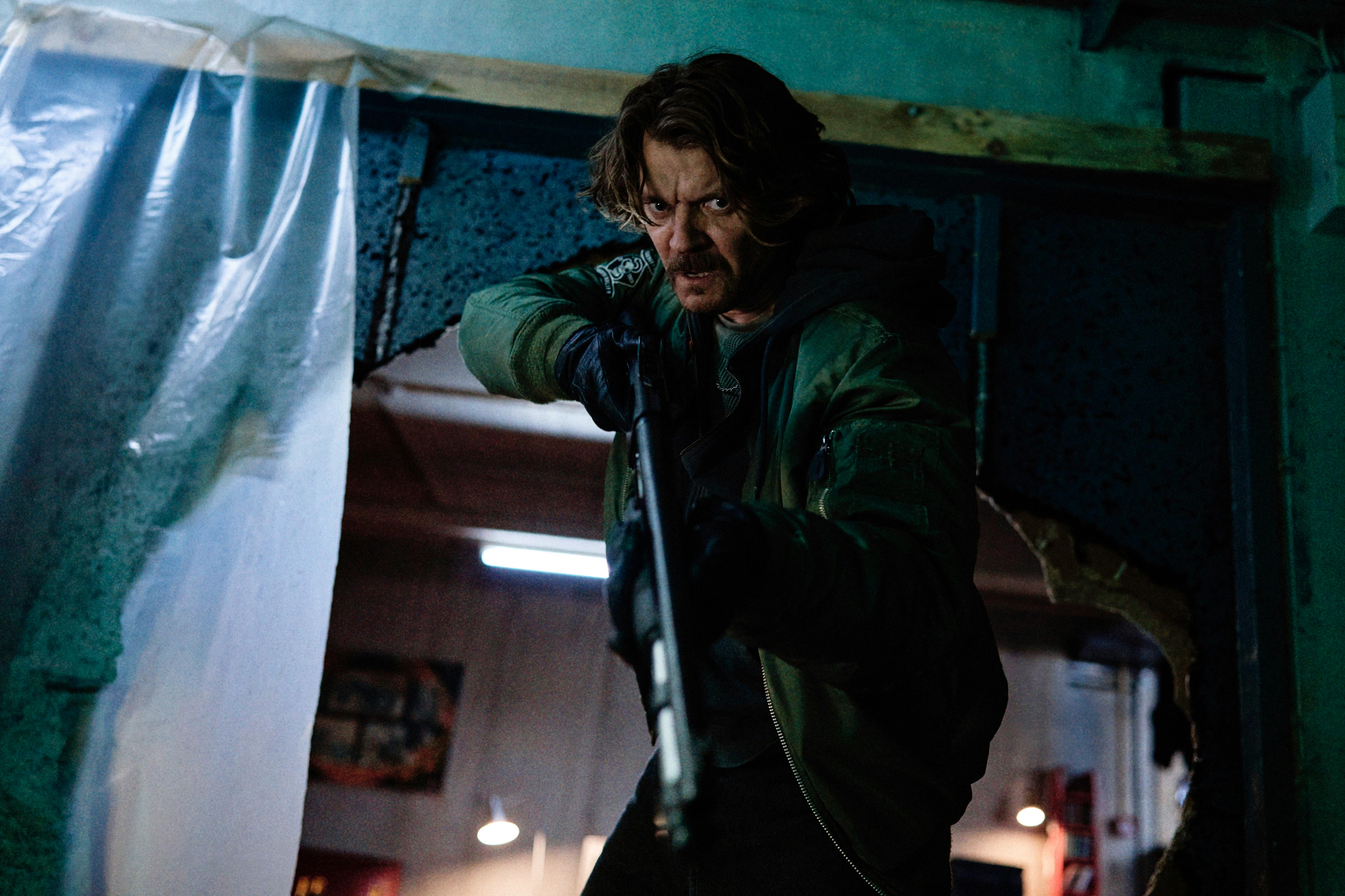 Pilou Asbæk som Brian 'Smiley' Petersen