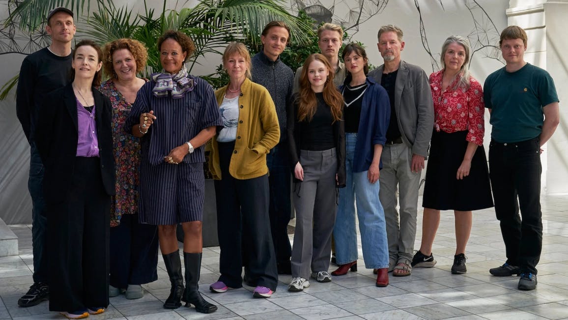 Hella Joof og cast til 'Nøjsomheden'