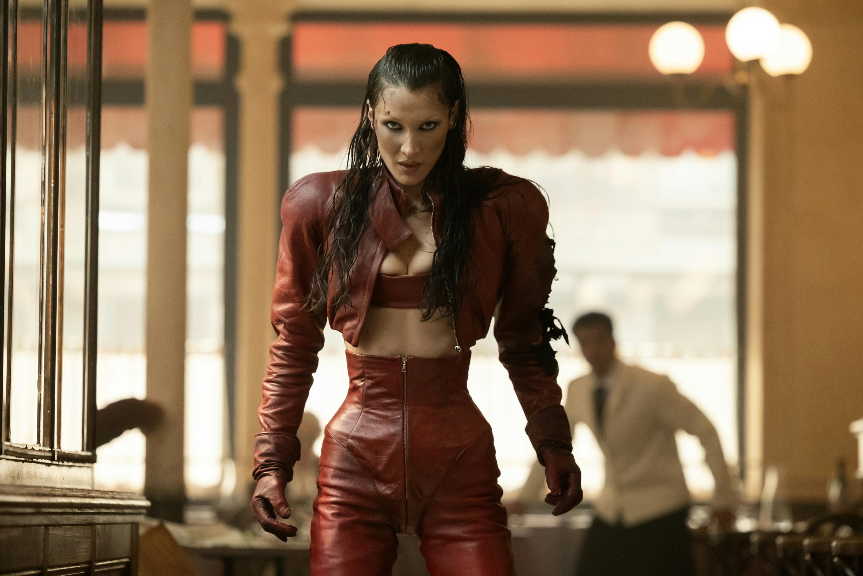 Bella Hadid som Ruby i 'The Beauty' på Disney+