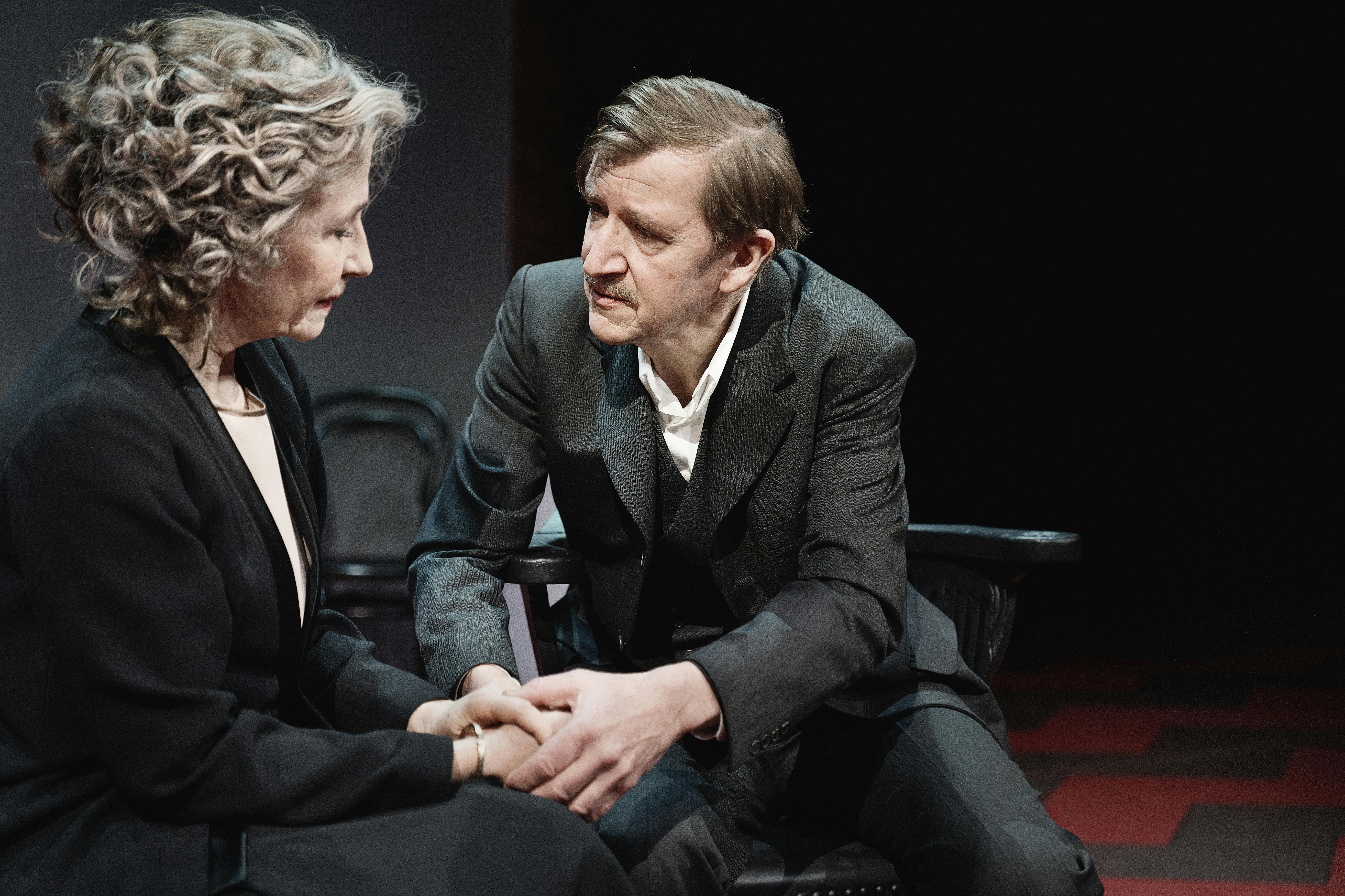 Anmeldelse af 'Indenfor murene' på Det Kongelige Teater