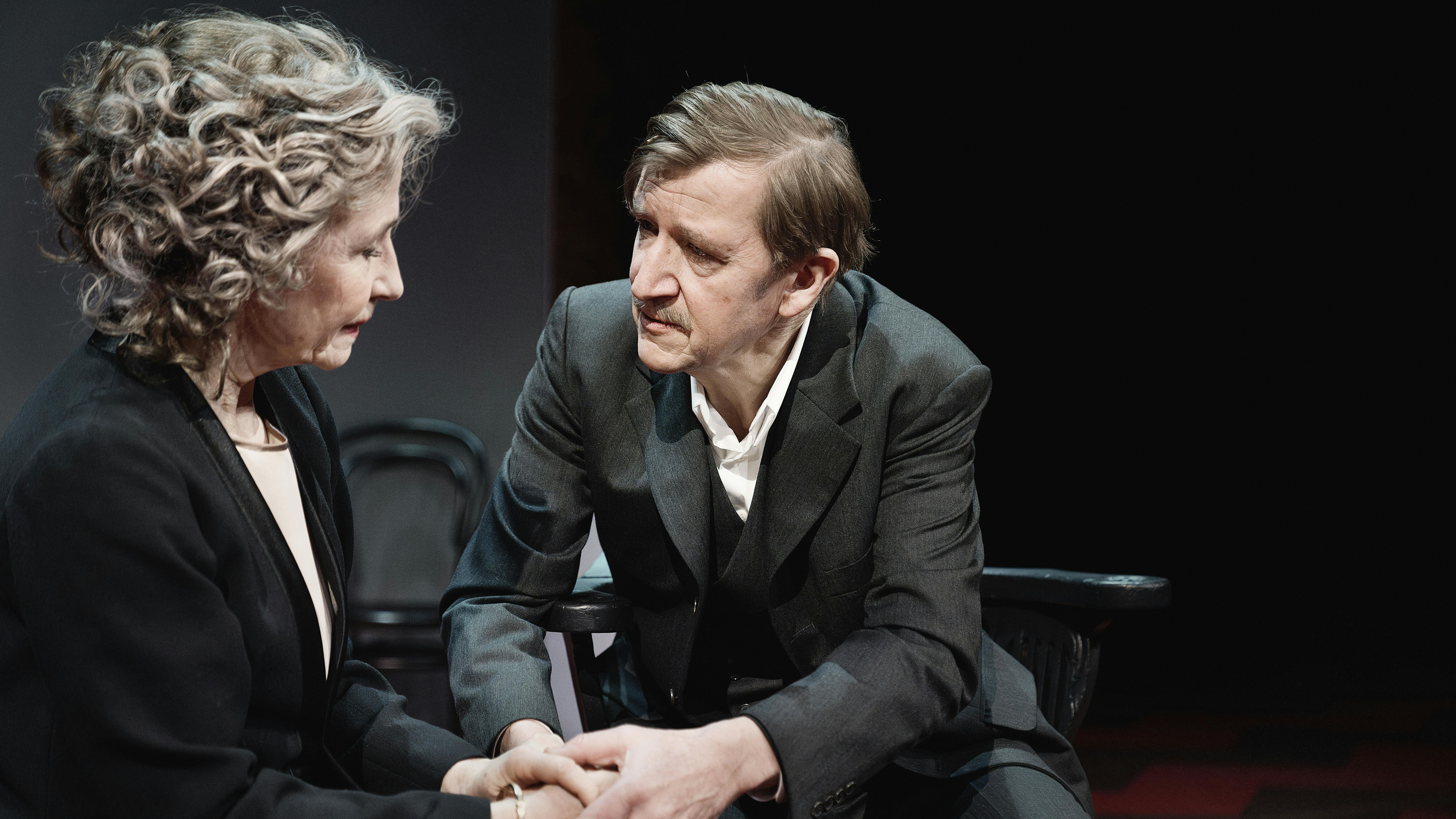 Anmeldelse af 'Indenfor murene' på Det Kongelige Teater