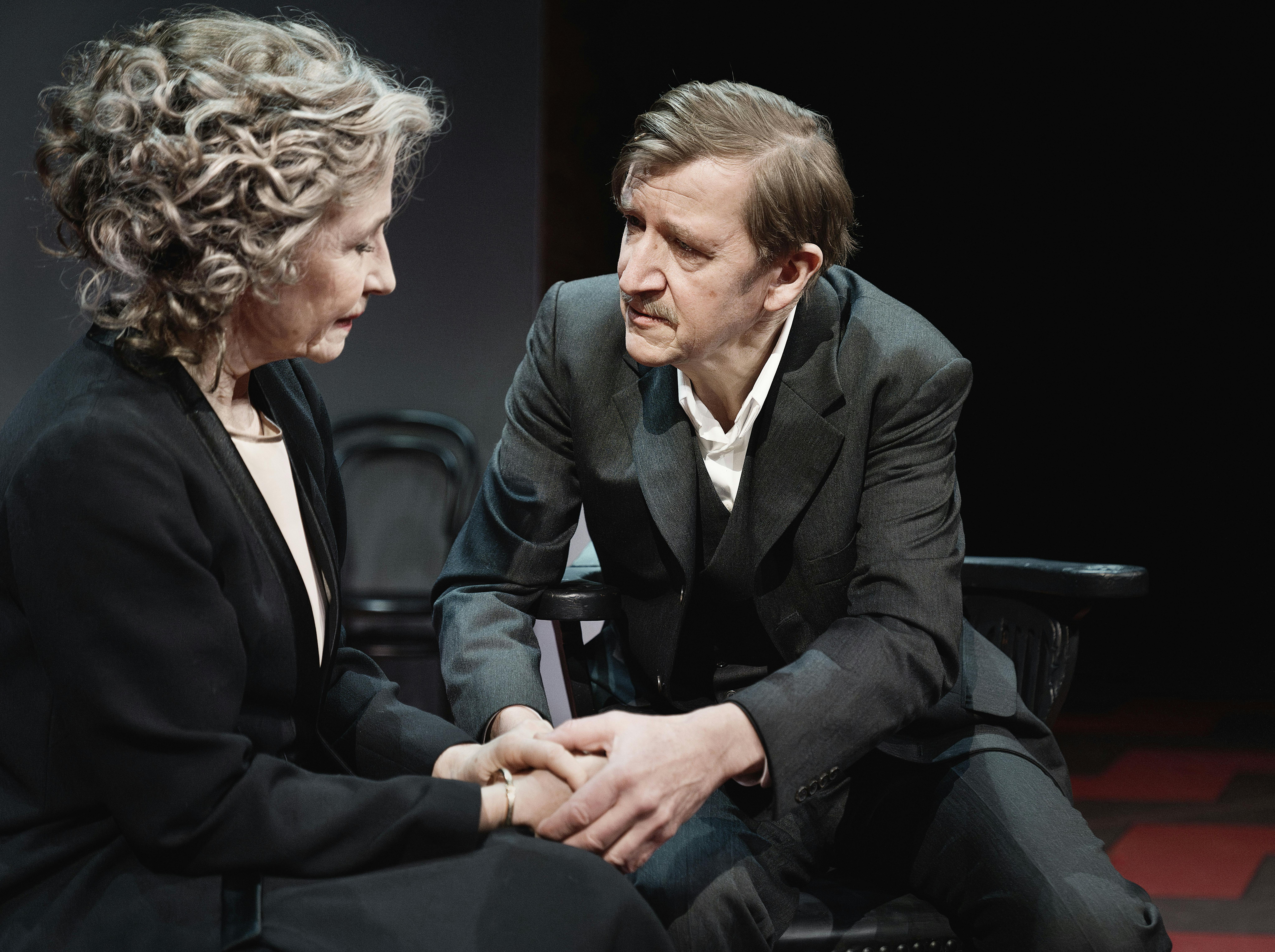 Anmeldelse af 'Indenfor murene' på Det Kongelige Teater