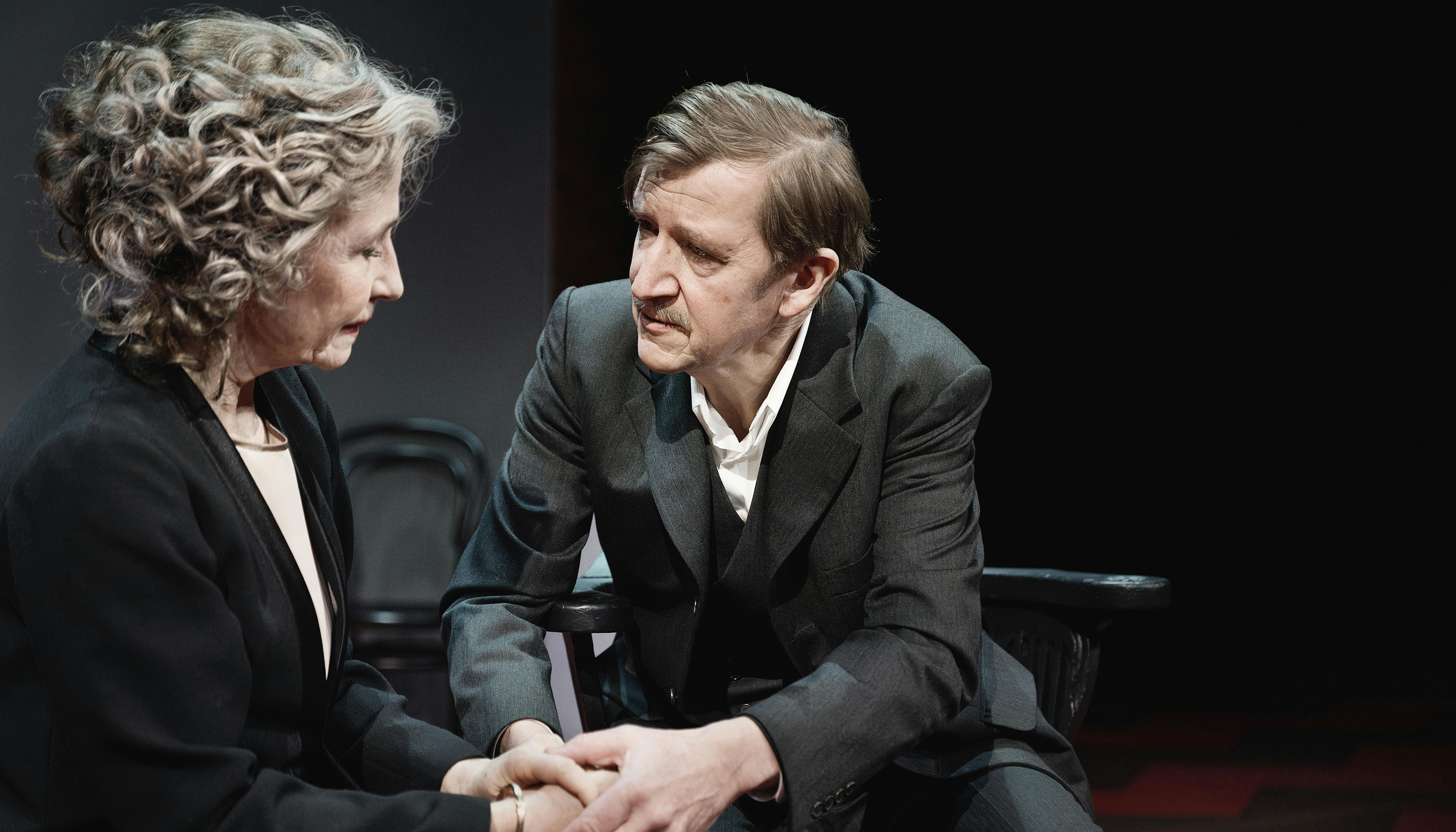 Anmeldelse af 'Indenfor murene' på Det Kongelige Teater