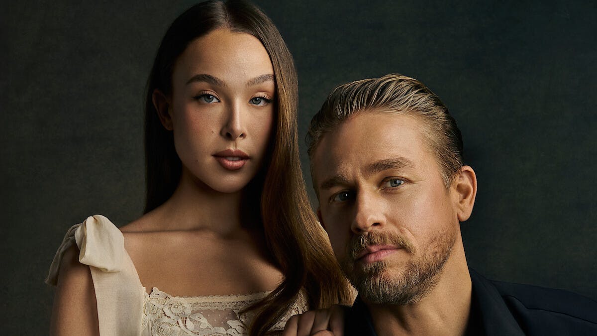 https://imgix.vielskerserier.dk/2026-01-20/elle-beaty-charlie-hunnam.jpg