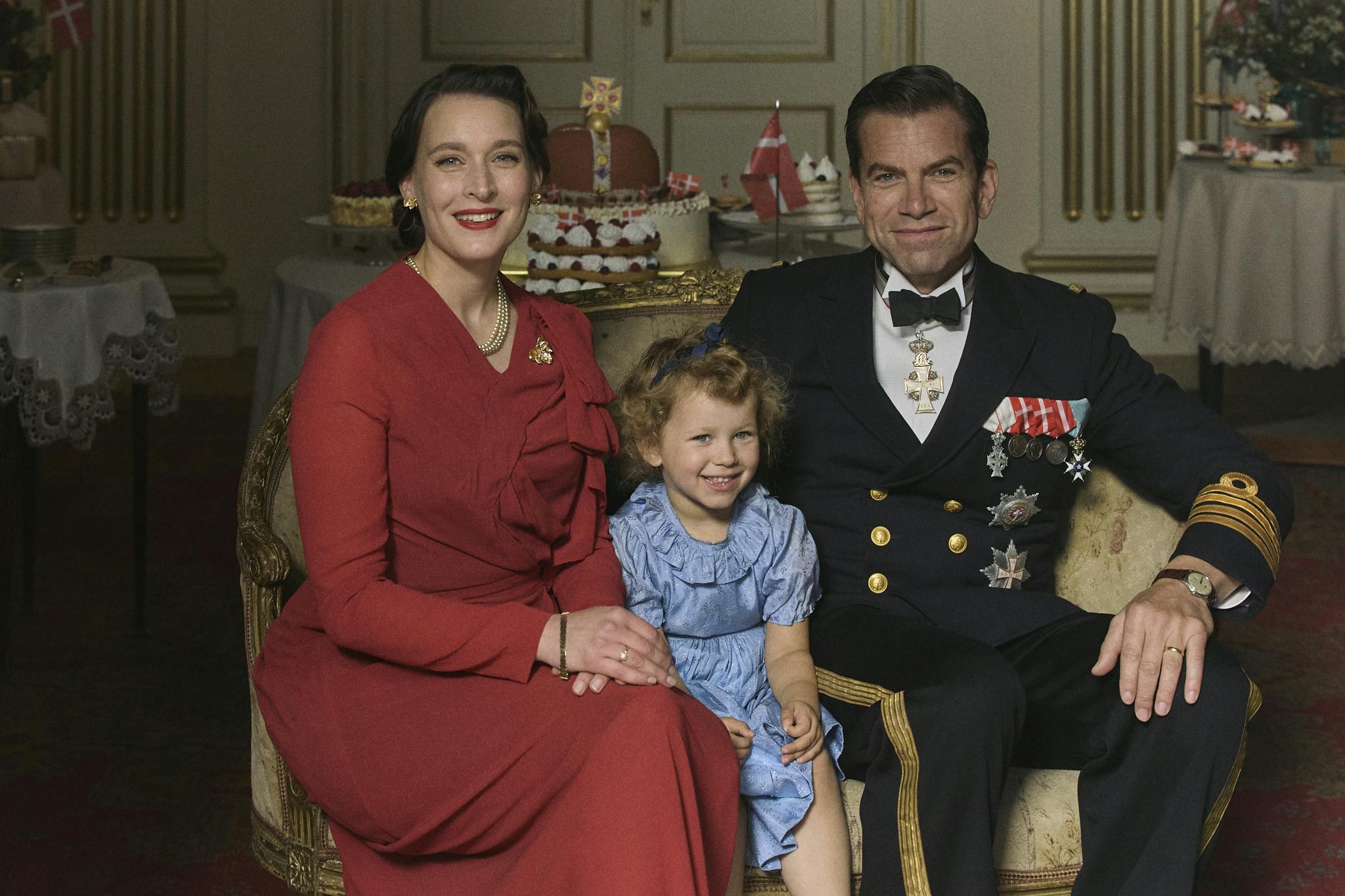 Josefin Asplund som dronning Ingrid, Asta Tvilling Jensen som prinsesse Margrethe og Nikolaj Lie Kaas som kong Frederik 9.