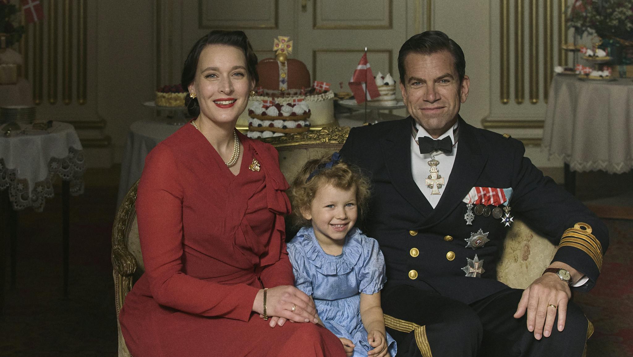 Josefin Asplund som dronning Ingrid, Asta Tvilling Jensen som prinsesse Margrethe og Nikolaj Lie Kaas som kong Frederik 9.