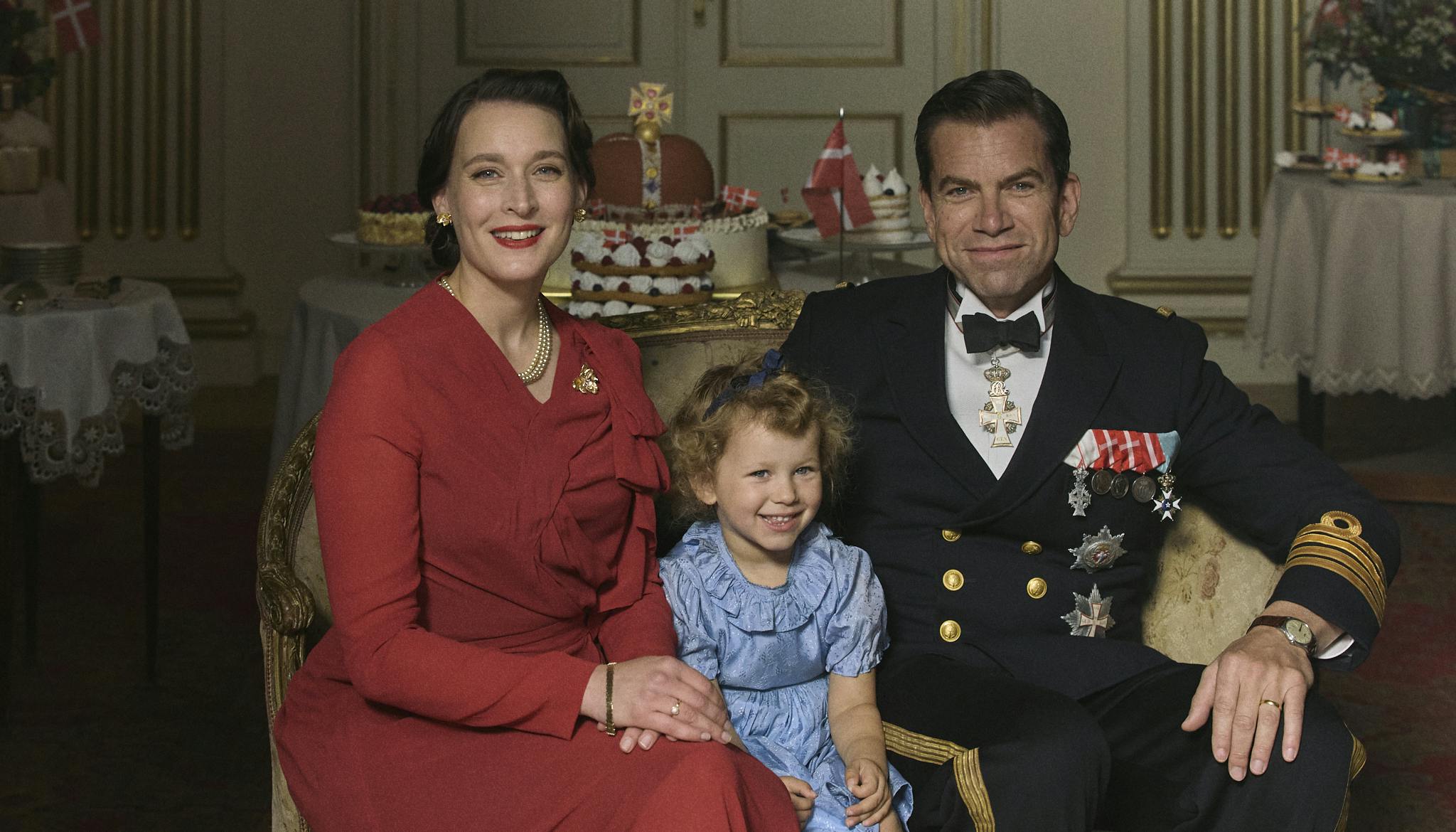Josefin Asplund som dronning Ingrid, Asta Tvilling Jensen som prinsesse Margrethe og Nikolaj Lie Kaas som kong Frederik 9.