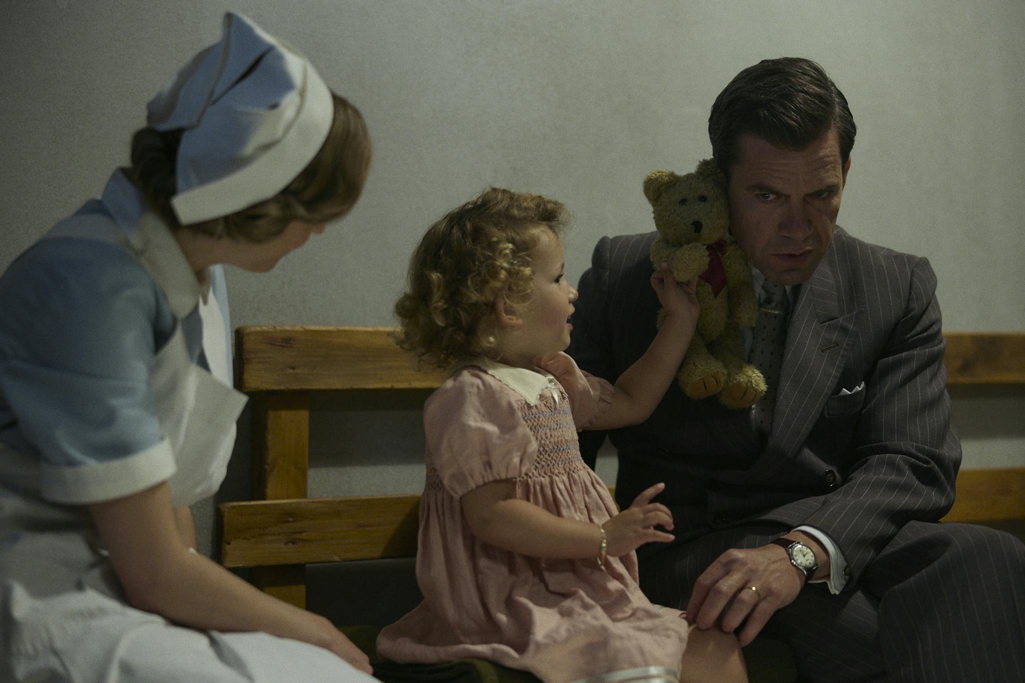 Karen (Marie Reuther), prinsesse Margrethe (Asta Tvilling Jensen) og kong Frederik 9. (Nikolaj Lie Kaas)