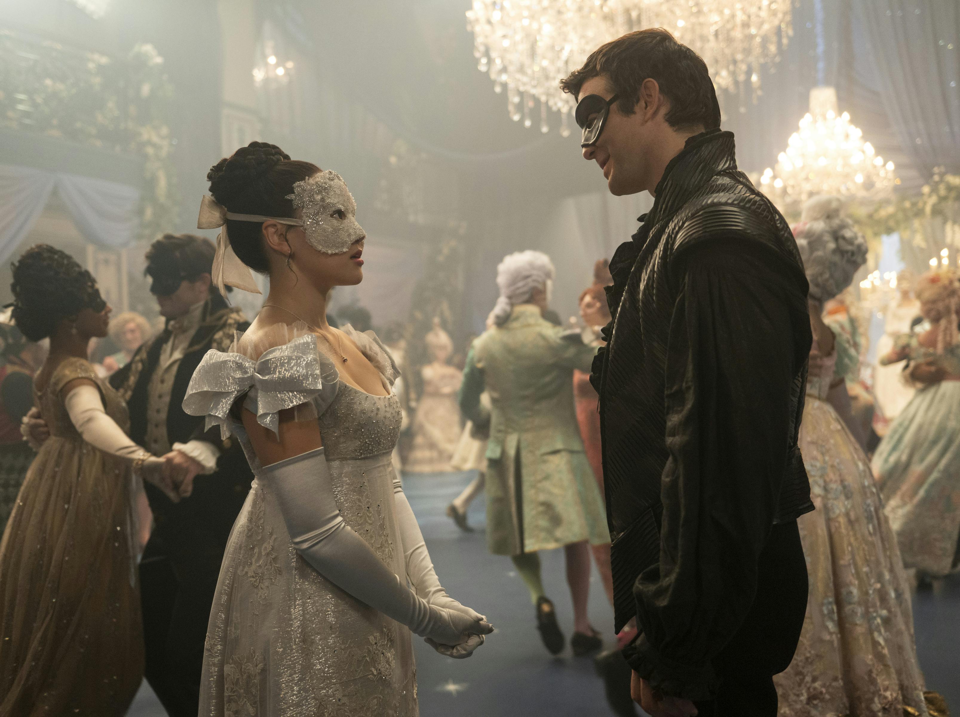 Yerin Ha som Sophie Baek og Luke Thompson som Benedict Bridgerton i 'Bridgerton' sæson 4