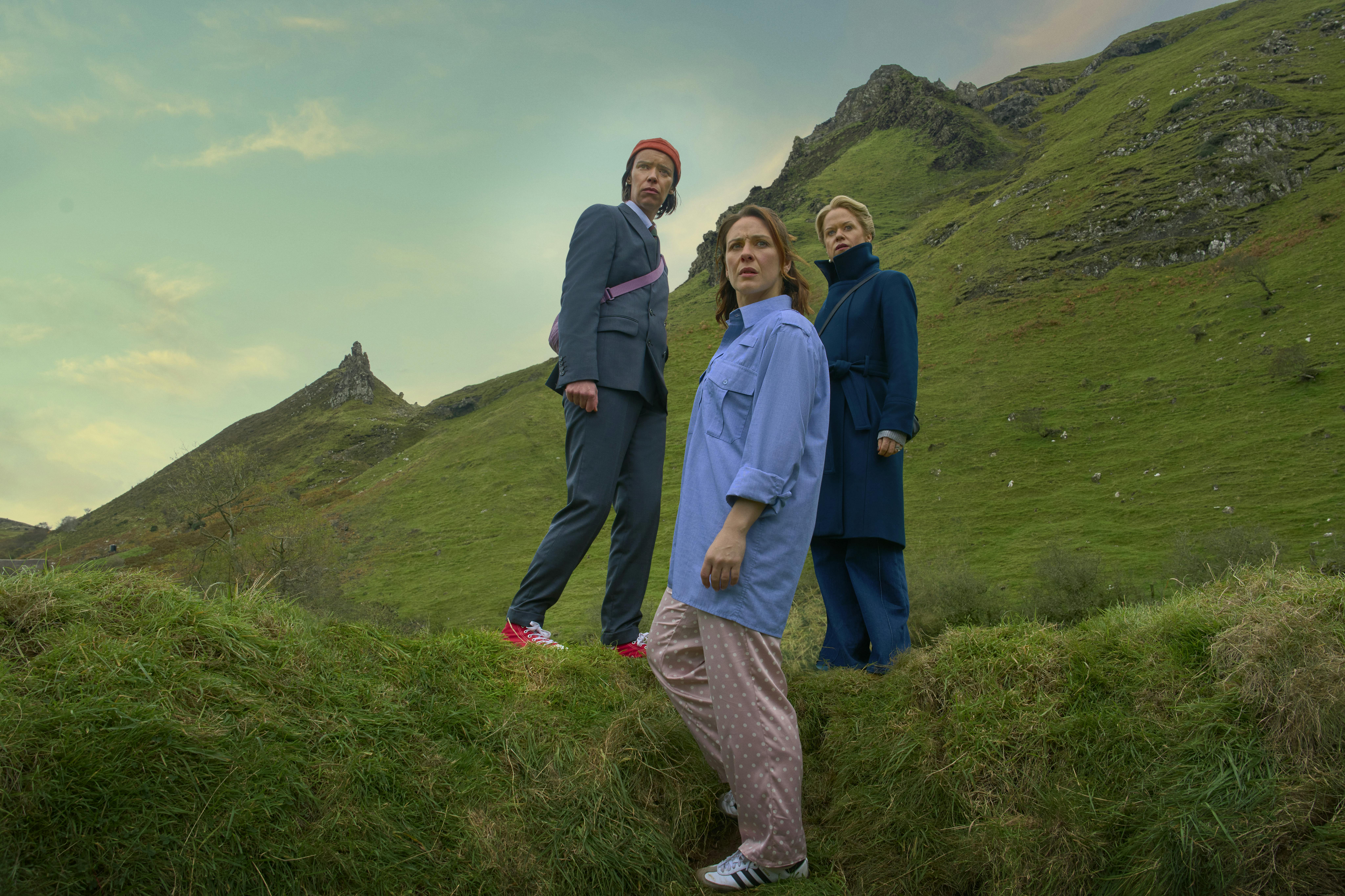 How To Get To Heaven From Belfast anmeldelse Season 1.  Caoilfhionn Dunne as Dara Friel, Roisin Gallagher as Saoirse Shaw, Sinead Keenan as Robyn Winters  Cr. Christopher Barr/Netflix