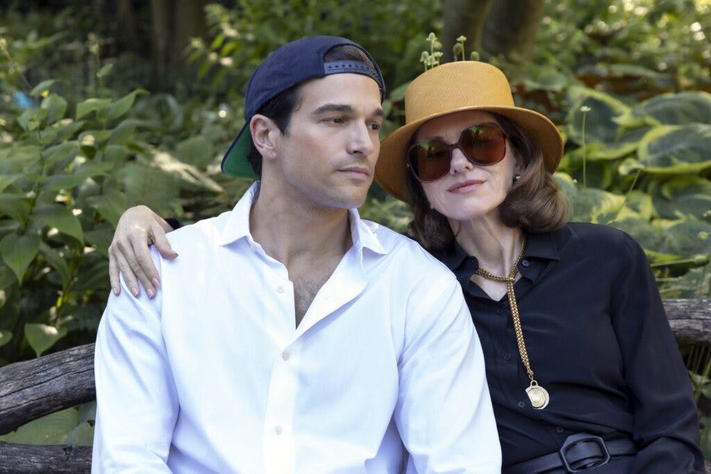 John F. Kennedy Jr. og hans berømte mor, Jackie Kennedy Onassis, spillet af Naomi Watts