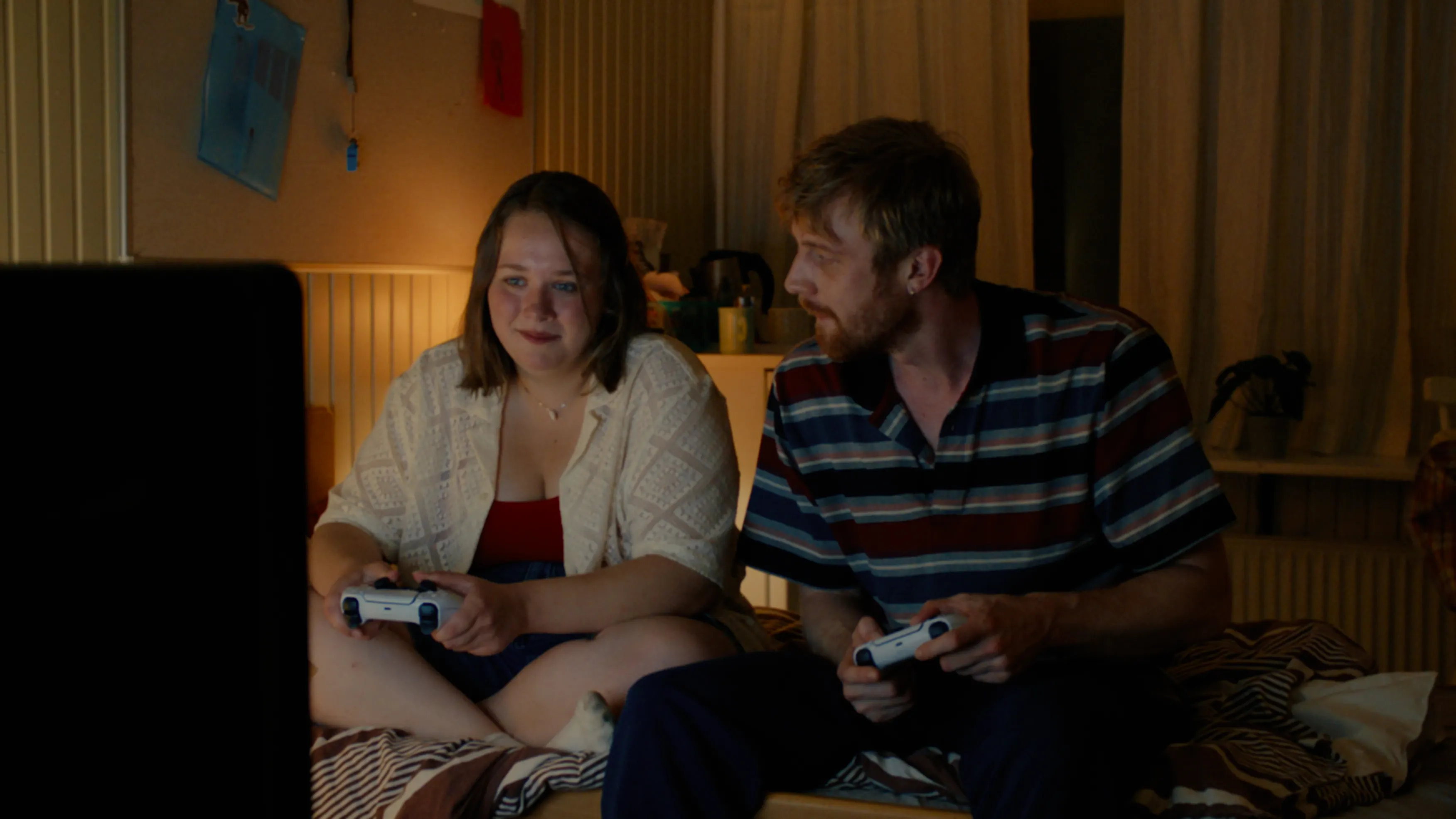 https://imgix.vielskerserier.dk/2026-02-26/Vaegtloes_241215_grd_05_2K_stills_no_grain0063032.jpg