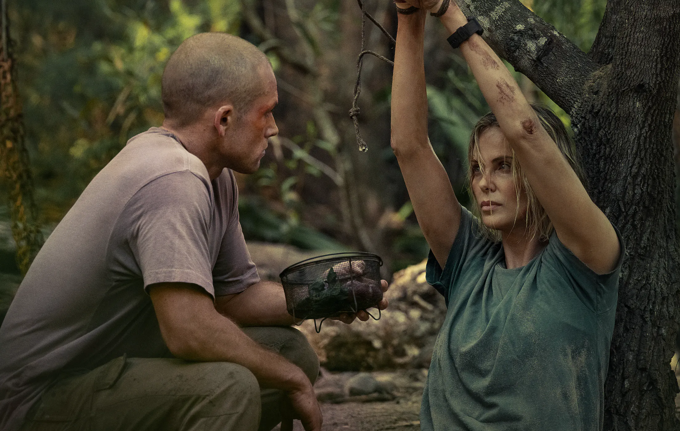 Taron Egerton og Charlize Theron i 'Apex'